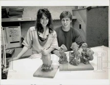 1988 Press Photo Patti Roguz, Billy Simons show sculptures at Creative Concepts
