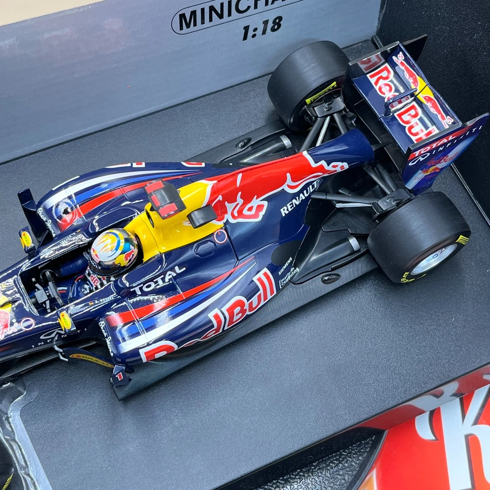 MINICHAMPS 1/18 Red Bull Racing Renault RB7 Sebastian Vettel 2011 110110001 - Image 3 of 4