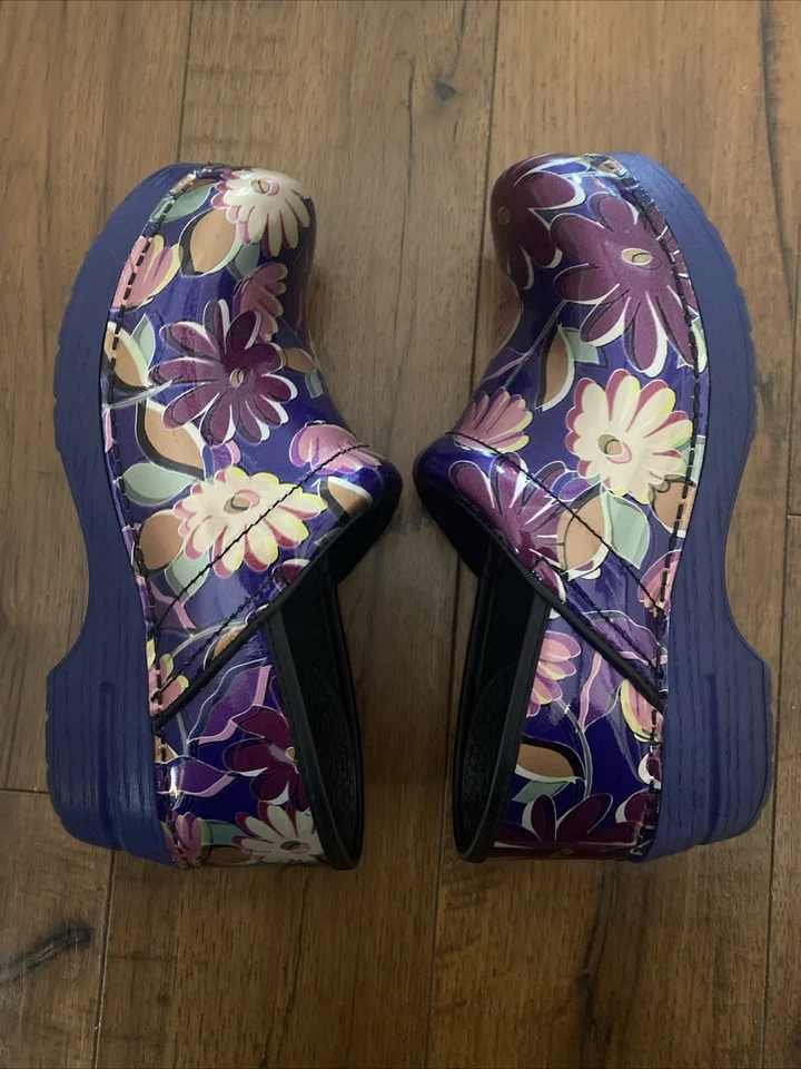 Temporada actual: Zuecos florales Dansko para mujer charol púrpura índigo talla 40 Foto 3 de 4