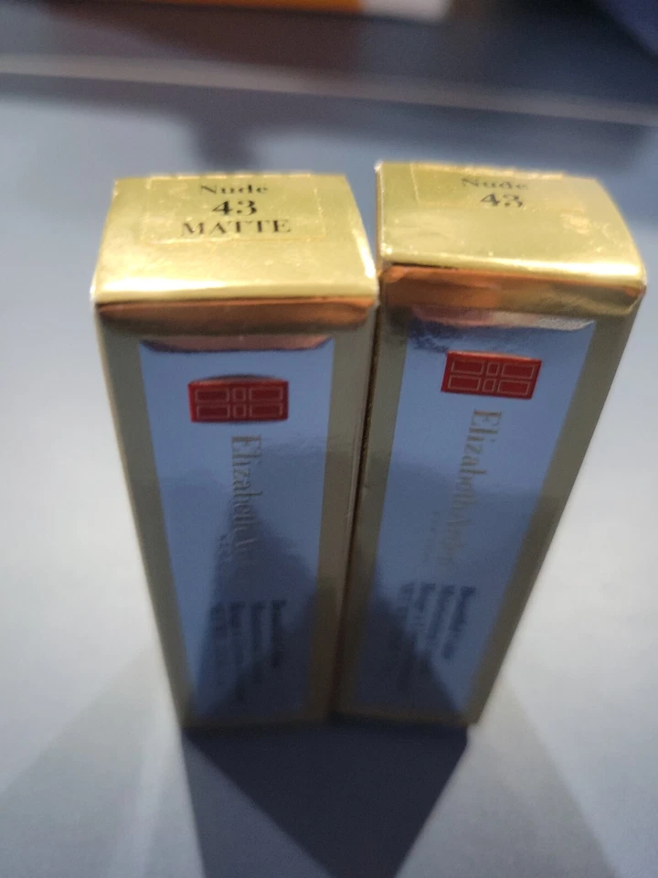 2 piezas lápiz labial mate hidratante color hermoso Elizabeth Arden, nude #43 nuevo en caja Foto 2 de 4