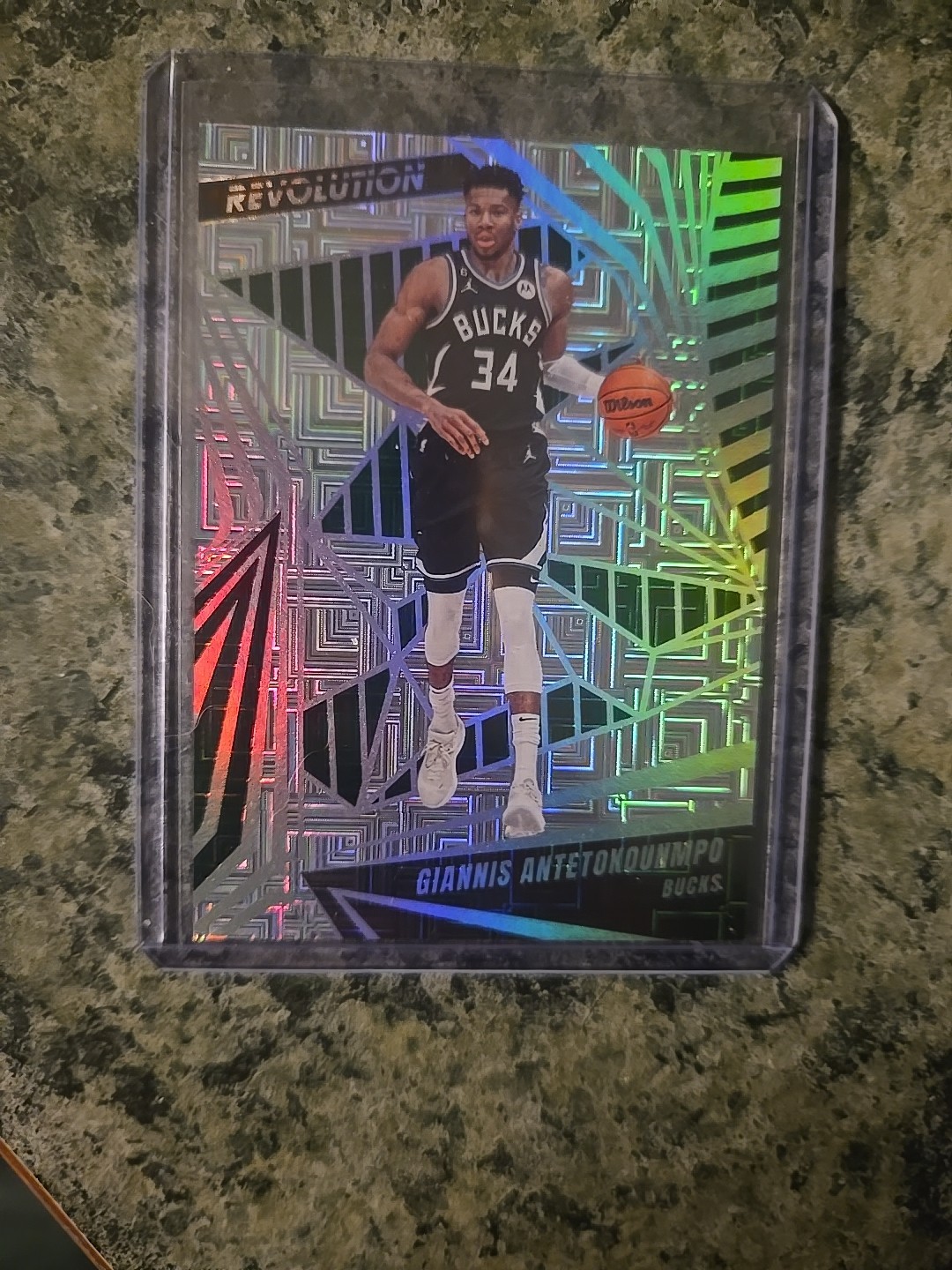 2023-24 Panini Revolution - Giannis Antetokounmpo #22 Levels /35