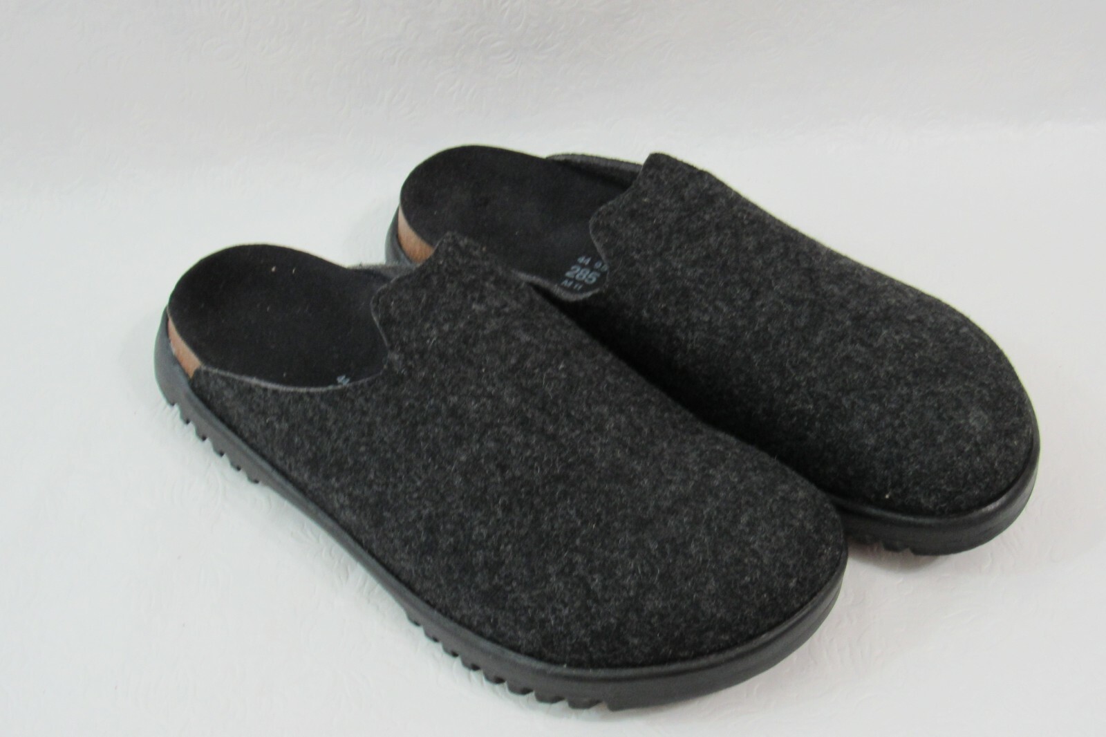 mens narrow size slippers