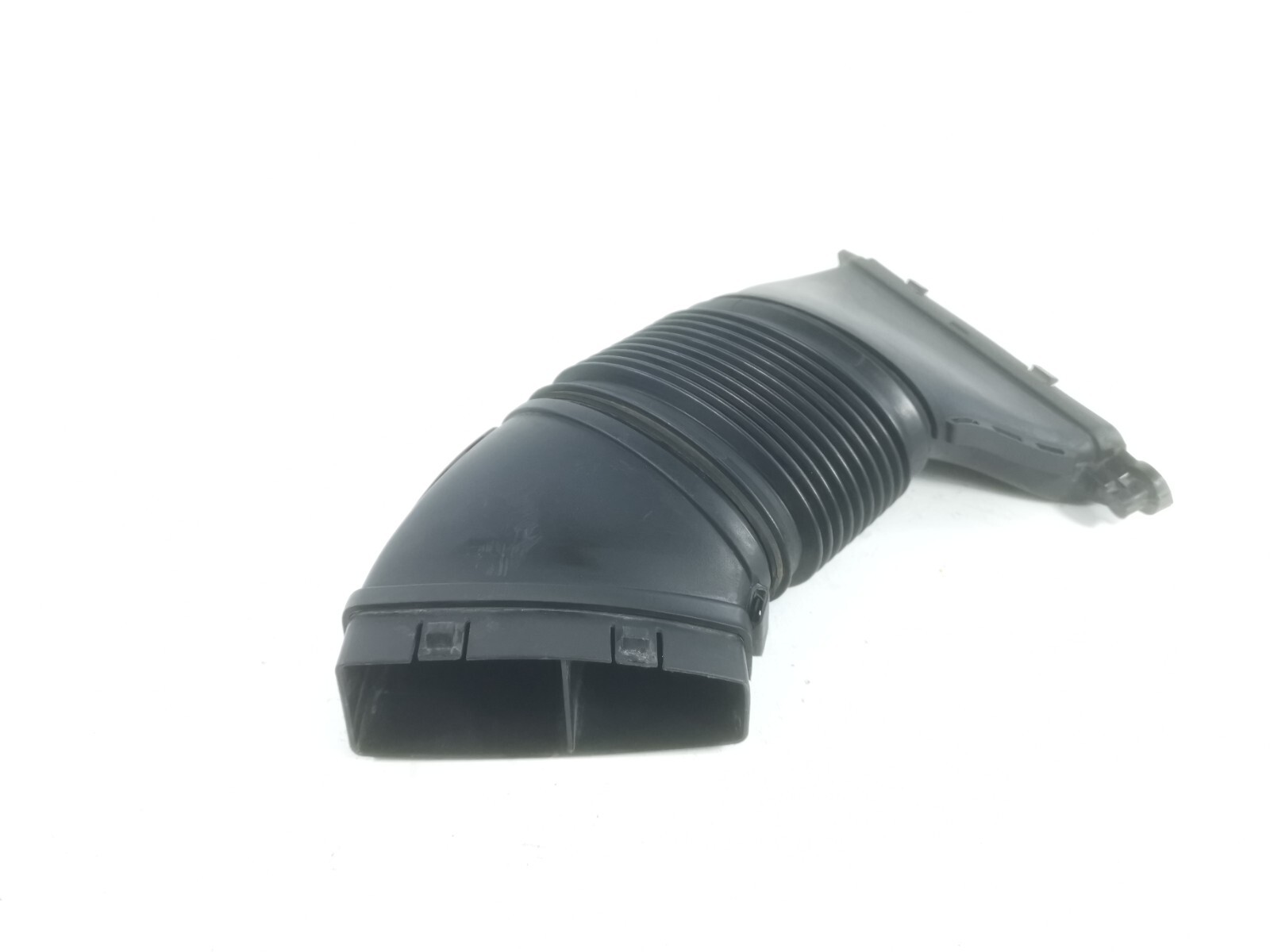 17-20 MASERATI Levante FRONT RIGHT AIR INTAKE HOSE PIPE 670031925