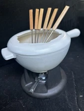 ~LeCreuset*NEW*FonduePotSet&6ColorCodedFondueForks,OffWhite*EnameledCastIron….