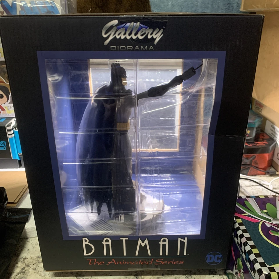 Nueva figura de gancho de agarre de la serie animada Batman Warner Bros. de DC Gallery Foto 4 de 4