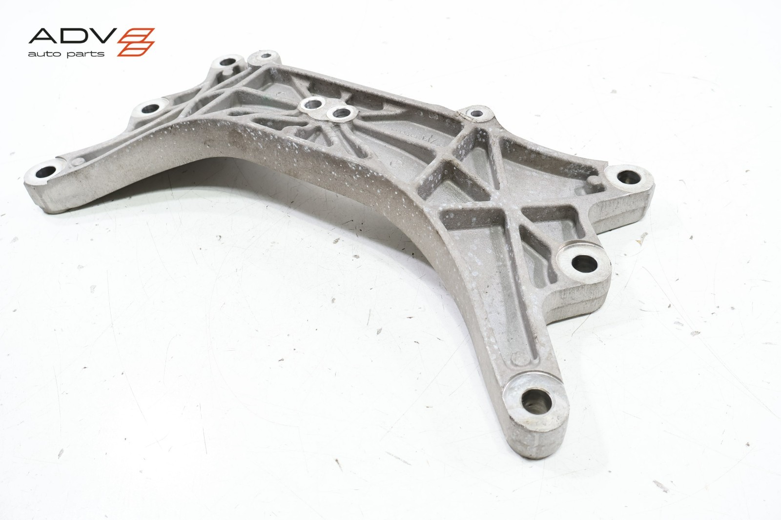 2014 - 2020 MASERATI GHIBLI RWD TRANSMISSION CROSSMEMBER MOUNT BRACKET OEM