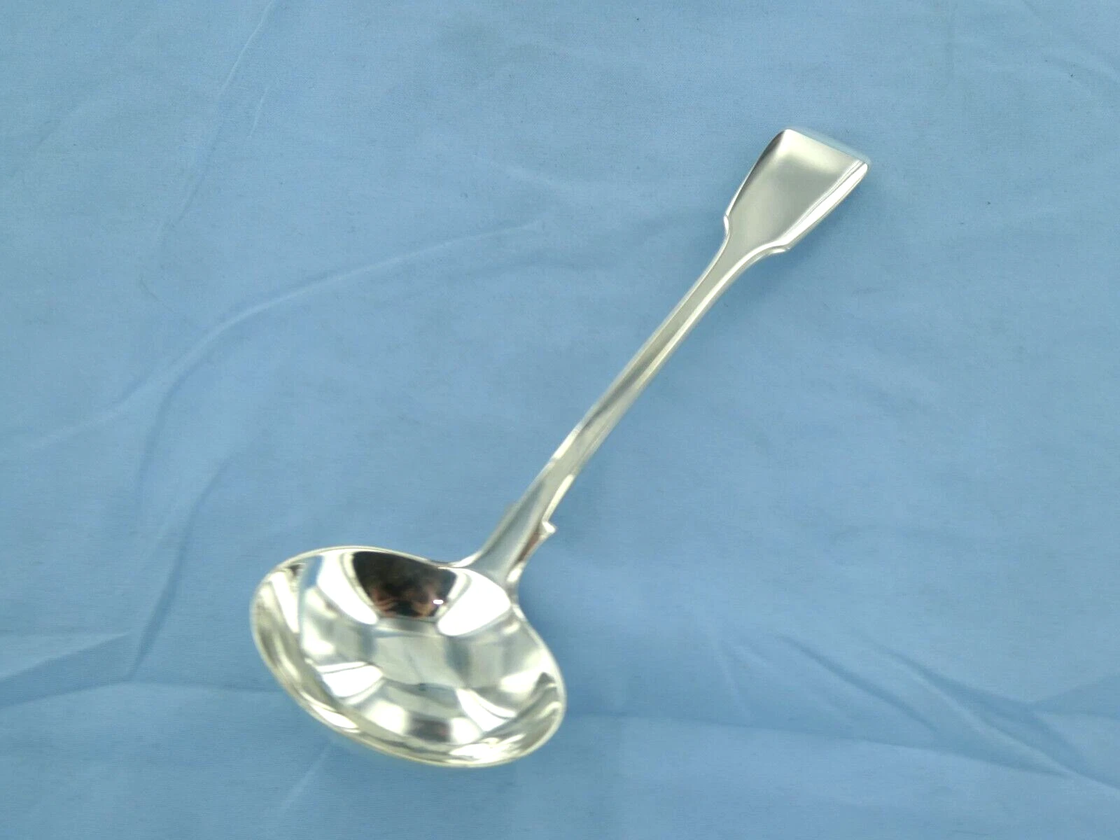 AN ANTIQUE STERLING SILVER FIDDLE BACK SAUCE LADLE, LONDON 1845.