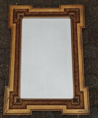 grosser Wandspiegel in vergoldeten Holzrahmen, dieser mit Abplatzern