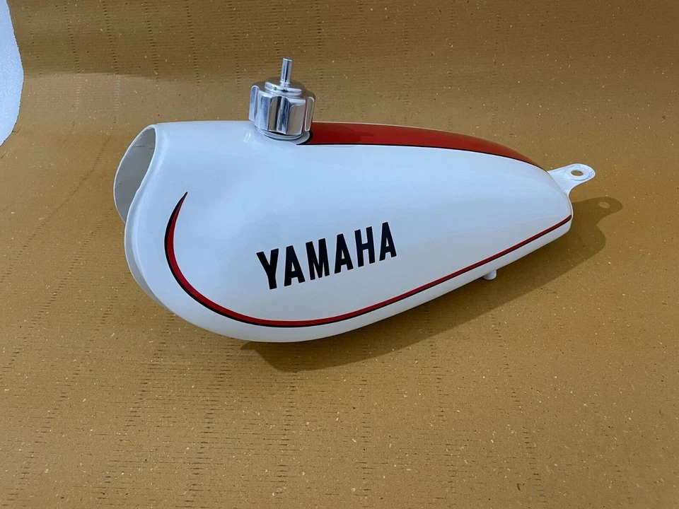 Yamaha DT100 DT 100 Enduro 1977 blanco y pintado acero combustible gasolina tanque + tapa Foto 2 de 4