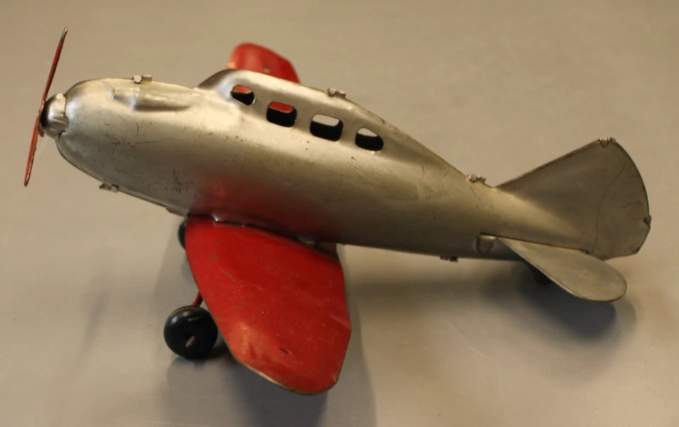 11/28 Винтажная Прессованная Сталь Игрушечный Самолет, 1940-е Wyandotte Серебристый и Красный - Изображение 3 из 4