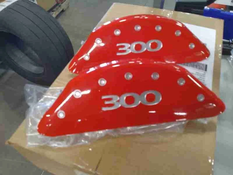 Juego de cubiertas de pinza de freno MGP rojo plateado para 11-23 Chrysler 300 C 32016S300RD Foto 2 de 4