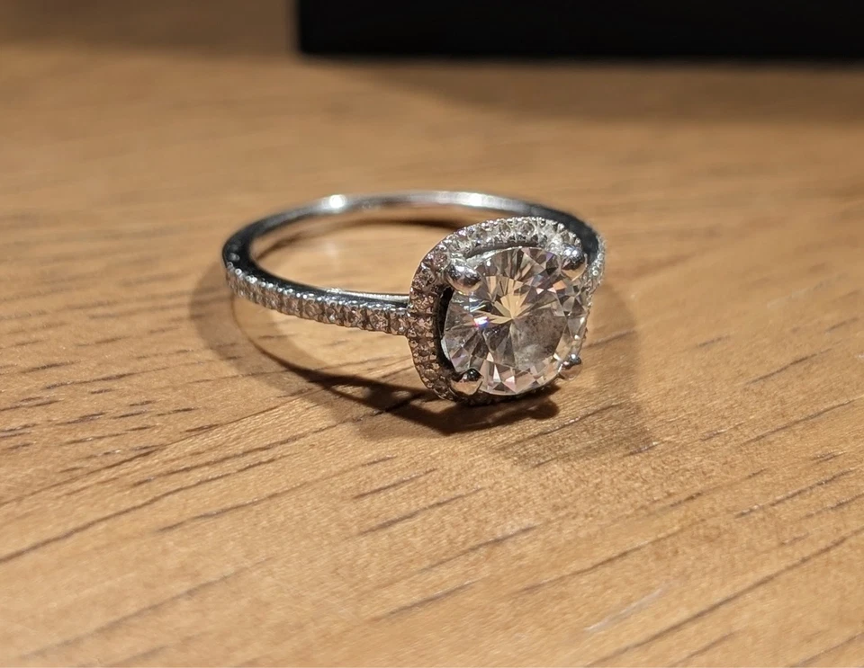 Moissanite Co. Anillo de compromiso pequeño halo brillante para siempre corte cojín Foto 2 de 4