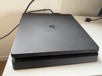 PlayStation 4 Slim 500 GB Gebraucht Top Zustand Mit 3 Spielen Und 2 Controller