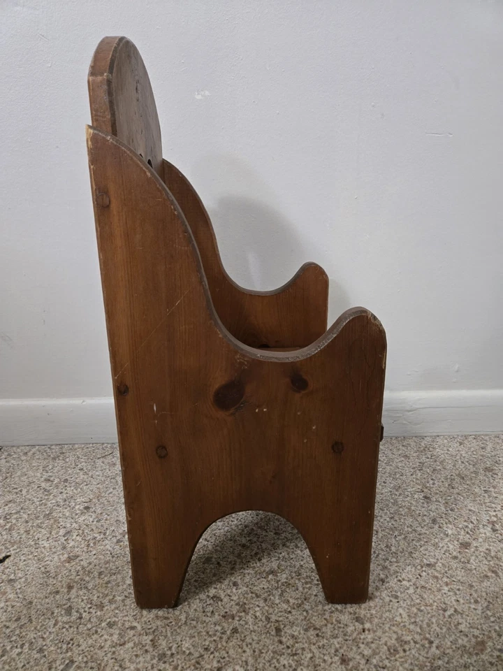 Silla marrón pequeña vintage hecha a mano de madera maciza corazón granja campo niño/niños Foto 4 de 4