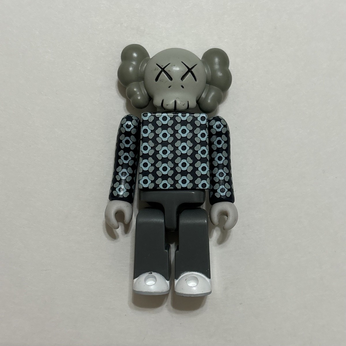 Kaws Kubrick 100% 2002 MedicomToy Figure Bus Stop Series Volume 2