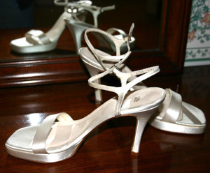 VERA WANG Wedding Bridal PLATFORM White SATIN Sandal HEELS Shoes Sz 8.5 AA $348