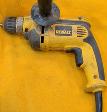 DEWALT DWD110 3/8" Taladro/Destornillador con Cable Sin Llave, 120V, 2500 RPM, Mango Auxiliar