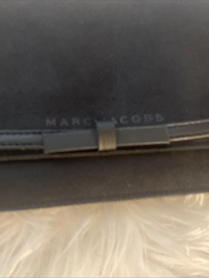 Elegante bolso de mano negro Marc Jacobs en tela de terciopelo de poliéster. Foto 2 de 4