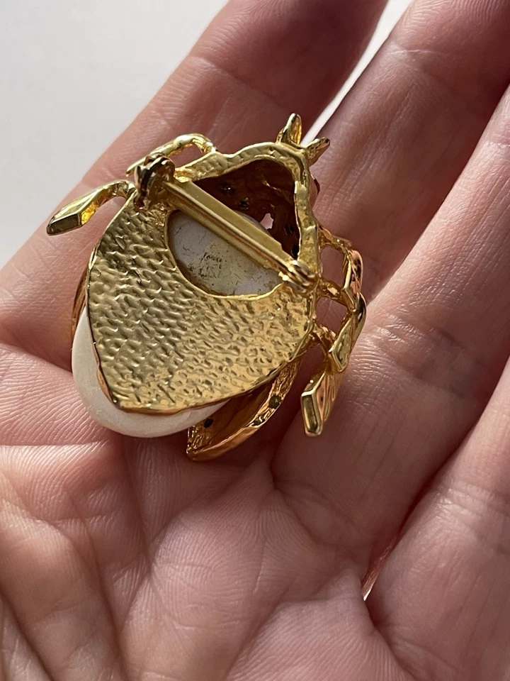 Broche Escarabajo Estilo Vintage Tono Dorado Estrás Cristal Rojo Insecto Pin Perla Imitación Foto 3 de 4