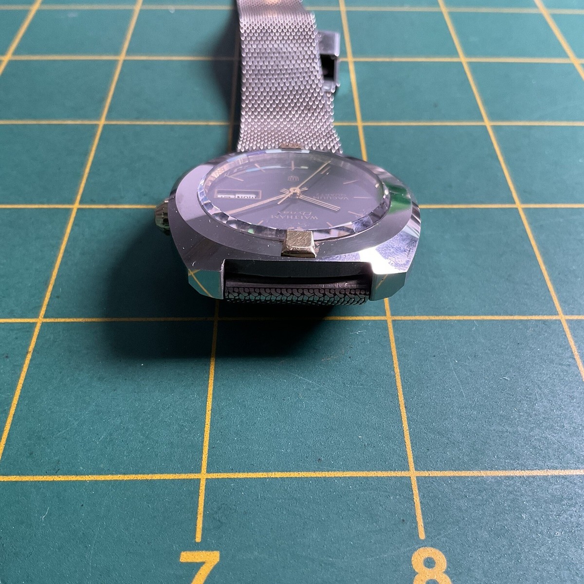 VINTAGE WALTHAM DYNAX QUARTZ SWISS FOR PARTS OR REPAIR WATCH