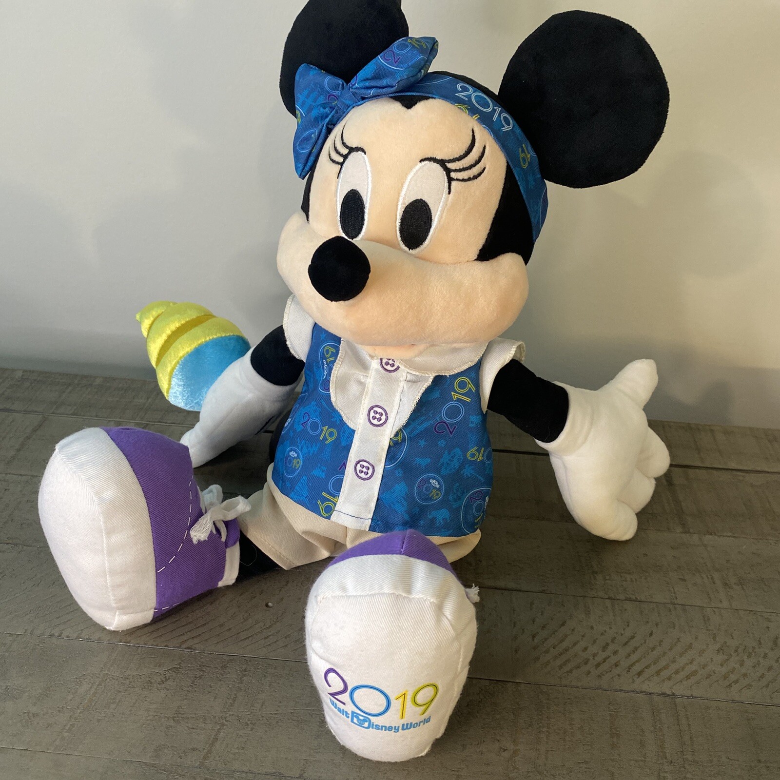 2019 Disney World Minnie Mouse 17 Inch Plush with Ice Cream