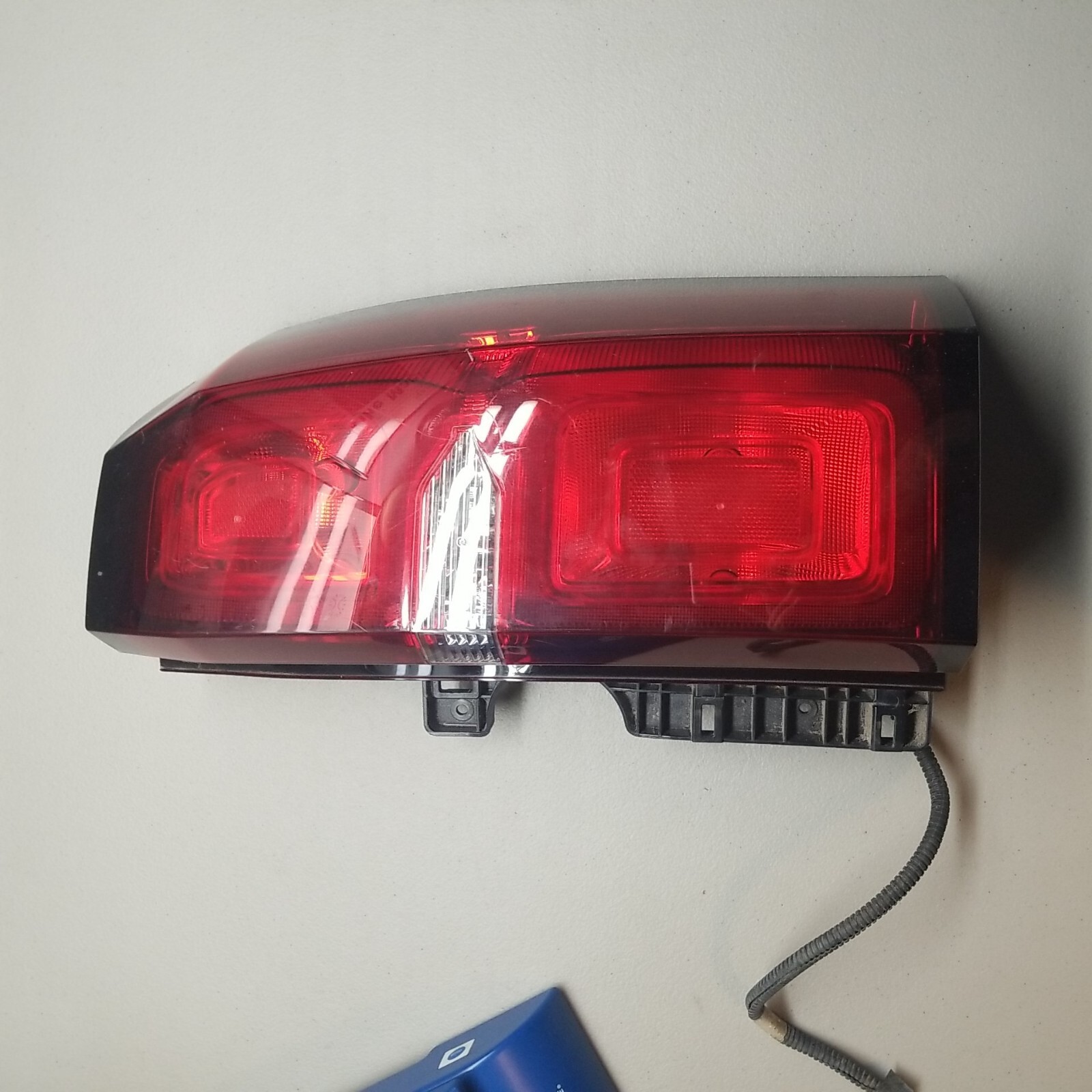 2015 - 2020 CHEVROLET SUBURBAN / TAHOE RH TAIL LIGHT OEM 22783102 