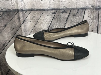 $1075 CHANEL LAMINATED LAMBSKIN S25/26 LIGHT GOLD/ BLACK BALLET FLATS SZ 40 US10