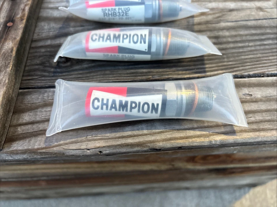 CHAMPION AVIATION SPARK PLUGS RHB32E - FOUR PLUGS - BRAND NEW - Image 3 of 3