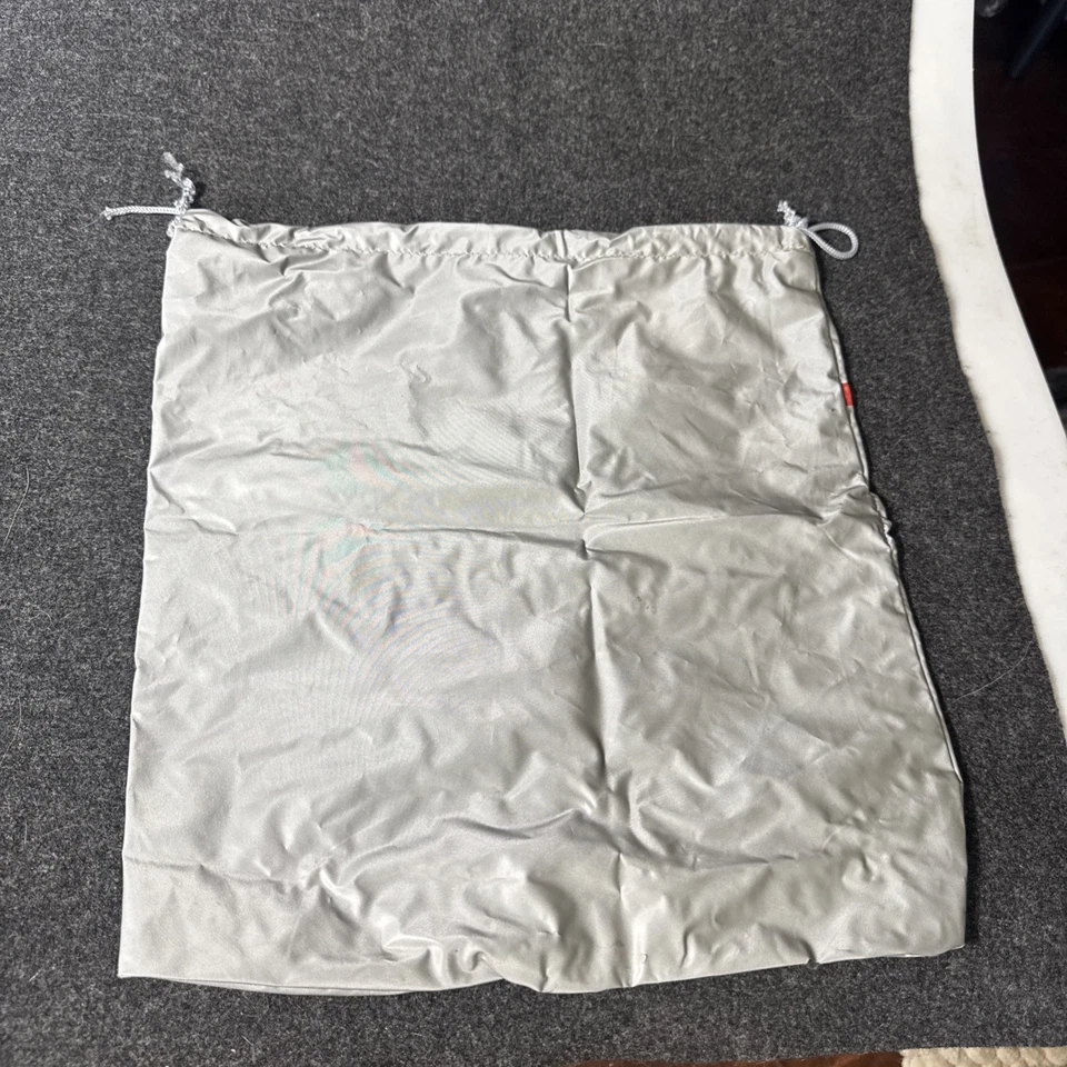 ¡Bolsa de almacenamiento de polvo de vinilo Prada gris plateado con cordón con logotipo rojo! 14"x13"" Foto 4 de 4