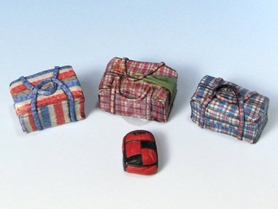 Eureka XXL 1/35 Modern Eastern Red-White-Blue Cargo Bags & Backpack (4 pc) E-025