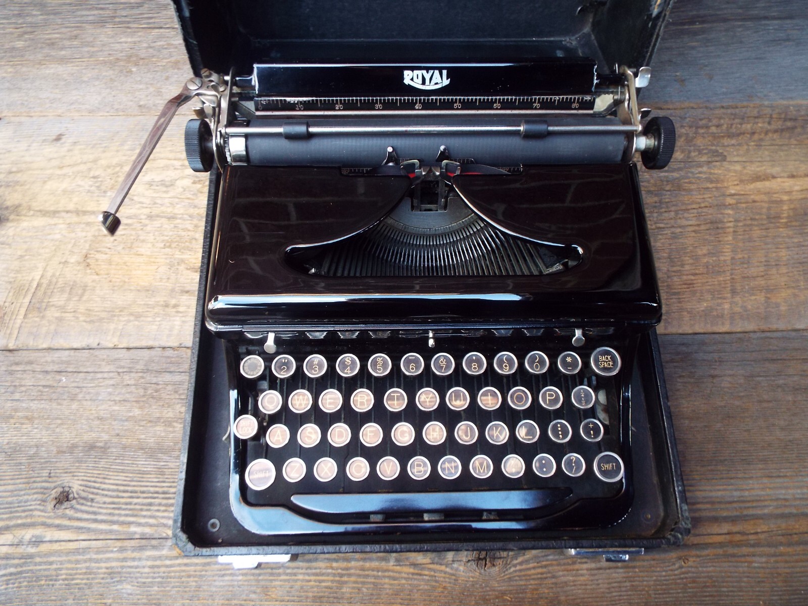 Royal Glossy Model O Portable Typewriter w/ Carrying Case, working