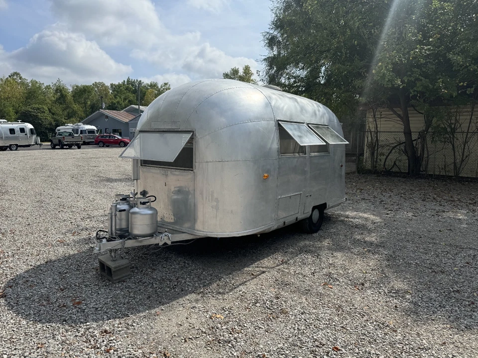 1963 Airstream Bambi / VINTAGE ORIGINAL / MINT CONDITION / READY TO CAMP / RARE - Image 2 of 4