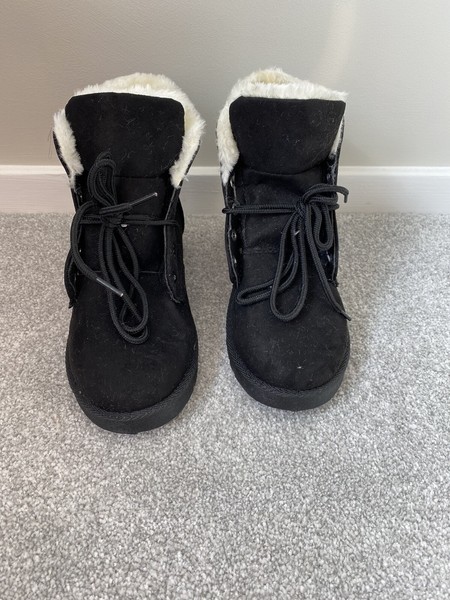 snow boots size 4