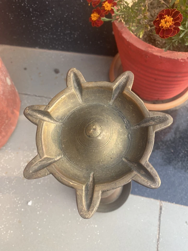 Ancient Cast Bronze Hand Carved Beautiful Hindu Temple Oil Lamp Deepak Samai - Image 3 of 4