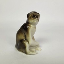 Eine sitzende Affe - Royal Dux Porzellan, Tschechoslowakya, gemarkt, nummeriert.