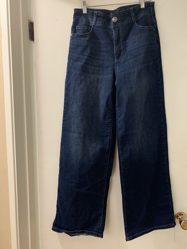 EUC Gloria Vanderbilt shape effect wide leg jeans size 6 dark wash
