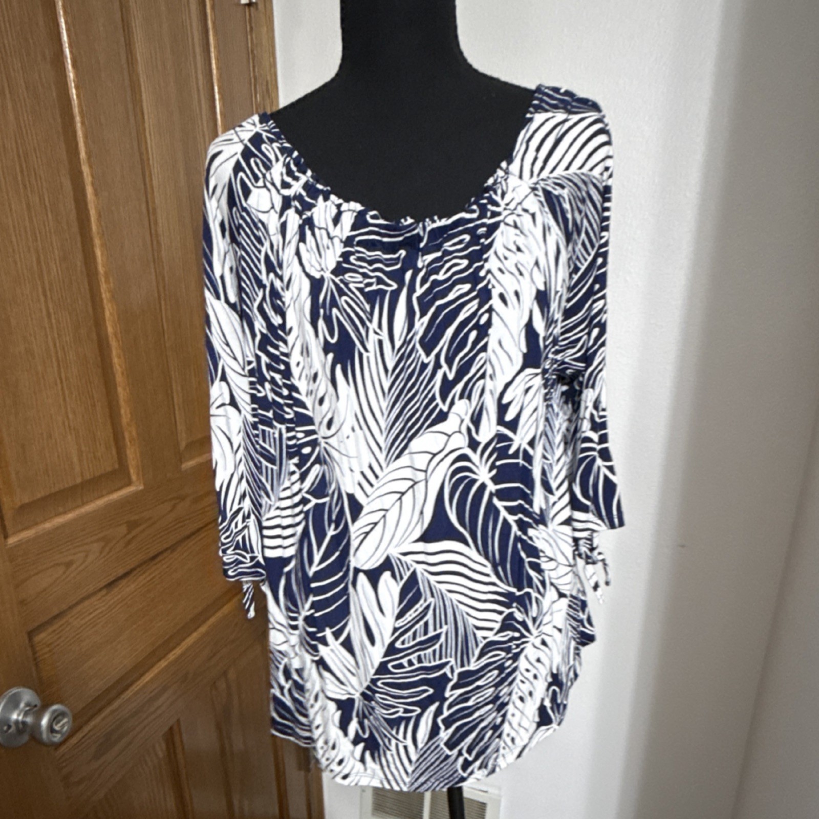 Tommy Bahama Women's Navy White Leaf Print Tunic Blouse 3/4 Sleeve M