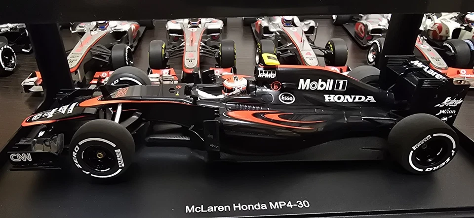 F1 McLaren Honda MP4-30 2015 Jenson Button 1:18 AutoArt - Image 2 of 4