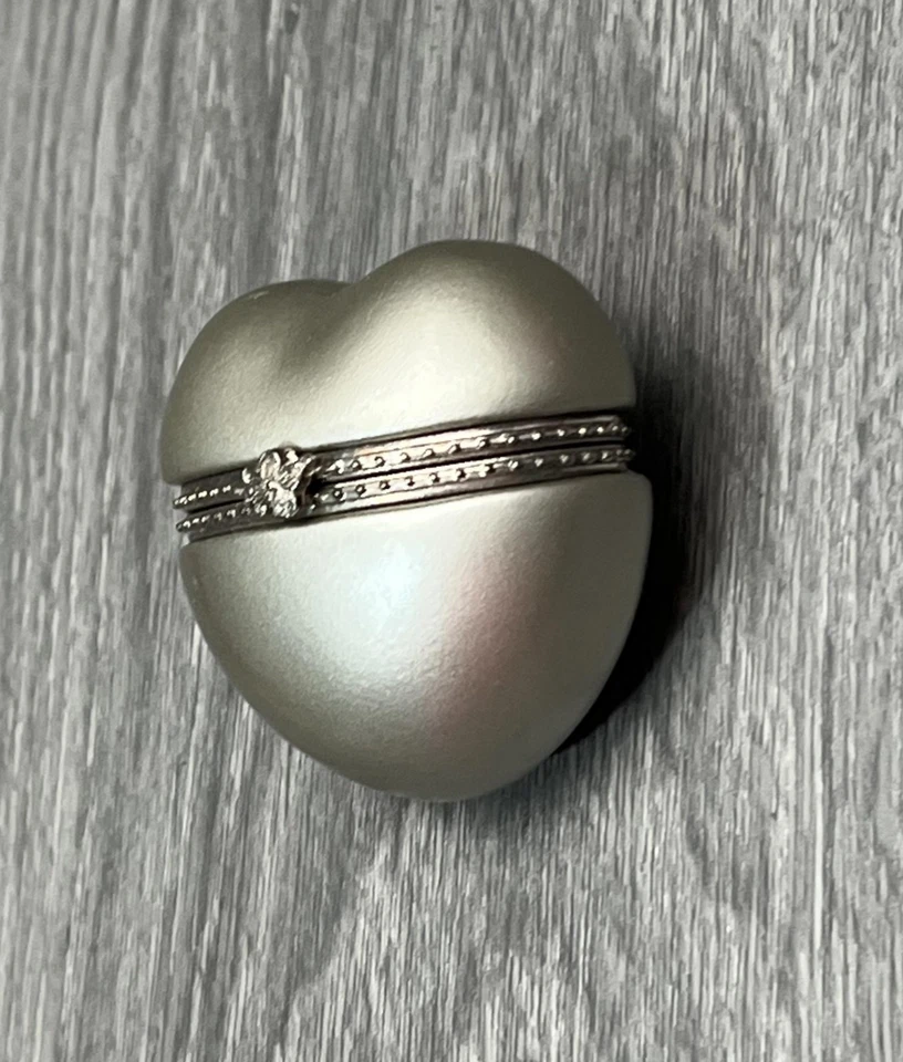 Caja de recuerdo de baratija con bisagras de corazón tono estaño broche floral 'SIEMPRE' interior Foto 3 de 4