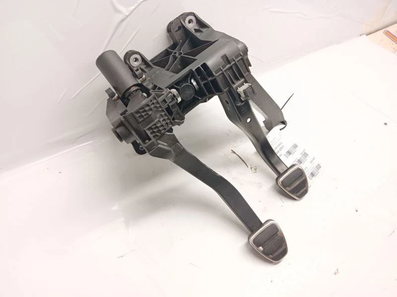 Pedal embrague manual 13-16 Porsche 911 991 99142300911 Foto 2 de 4