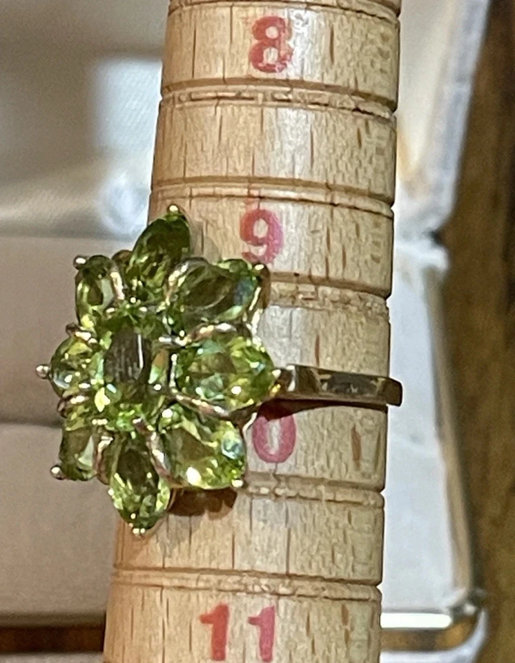 10k Yellow Gold Peridot Flower Ring Size 9.5 - Image 4 of 4