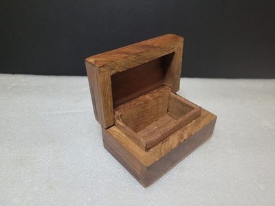 Vintage Schmuckschatulle aus Holz mit intarsierten Messingdetails - klein 3'' lang