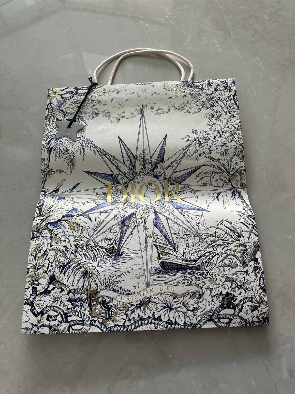 UN (1) SAC À PROVISIONS EN PAPIER FANTAISIE AUTHENTIQUE DIOR AVEC CHARME ÉTOILE