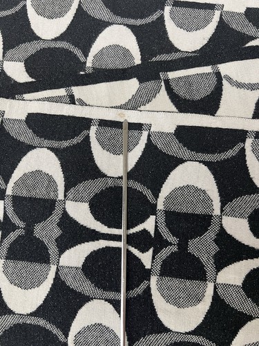Sciarpa di lusso Coach Signature C logo reversibile nero metallizzato 62”x 8” misto lana - Foto 6 di 6