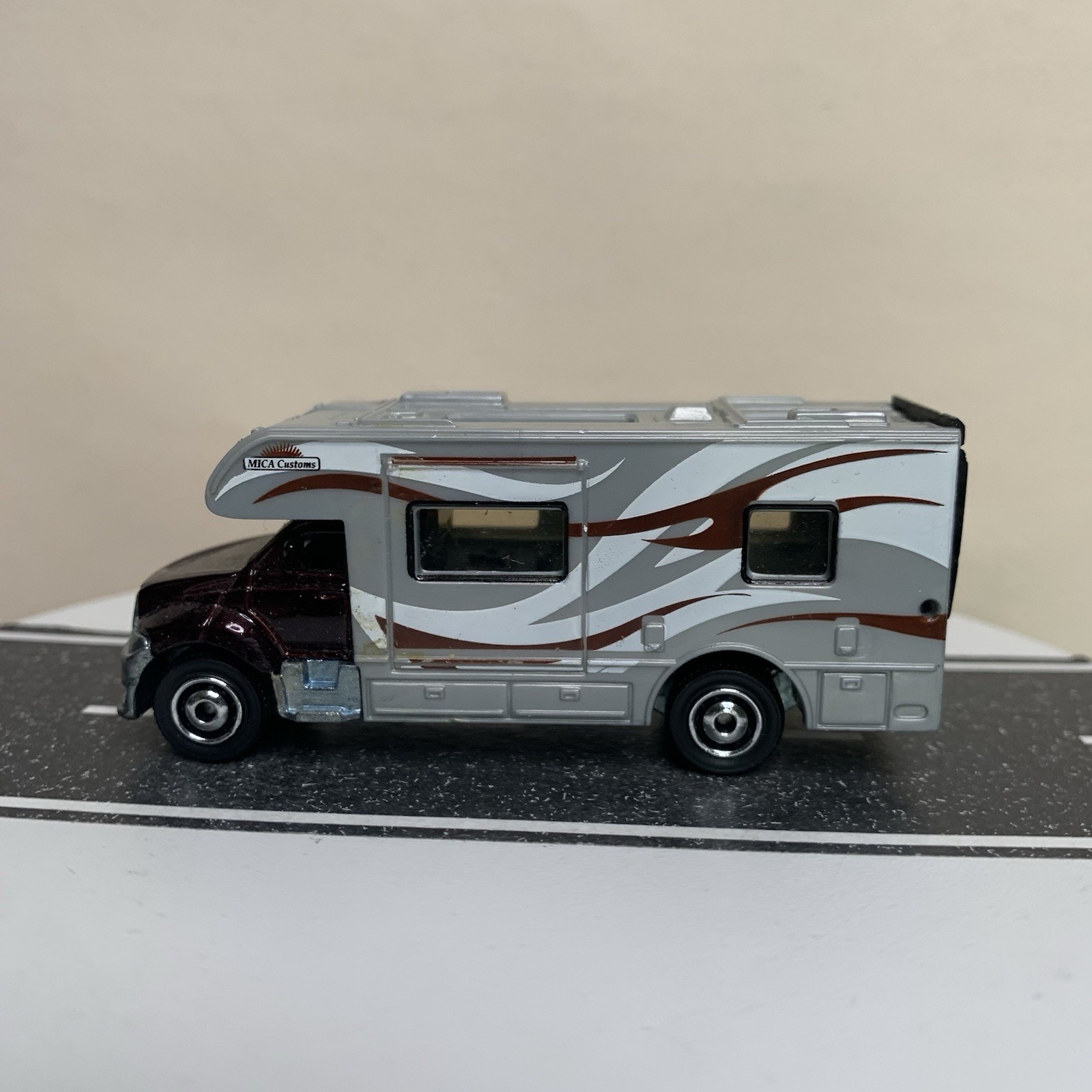 2009 Matchbox Outdoor Sportsman MBX Motor Home RV Dark Brown/Gray 78/100 NM