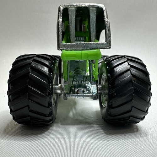 Monster Jam Truck 1:64 excavadora de tumbas 25 aniversario 2006 plateado raro excelente - Imagen 7 de 15