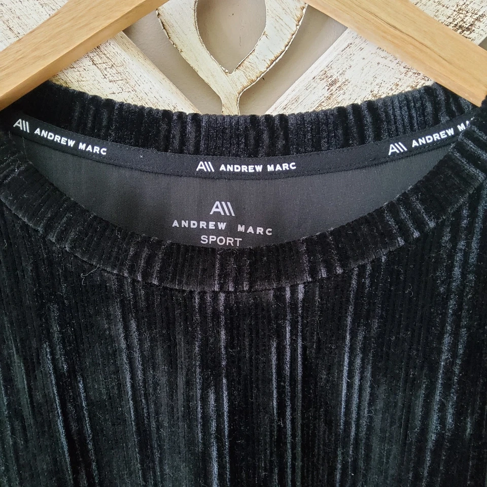 Prenda para el torso pulóver Andrew Marc Sport para mujer de terciopelo acanalado con cuello redondo en negro Foto 3 de 4