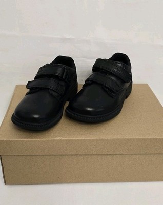 NEU Clarks Deaton schwarze Lederschuhe für Jungen - verschiedene Größen UVP 36 £