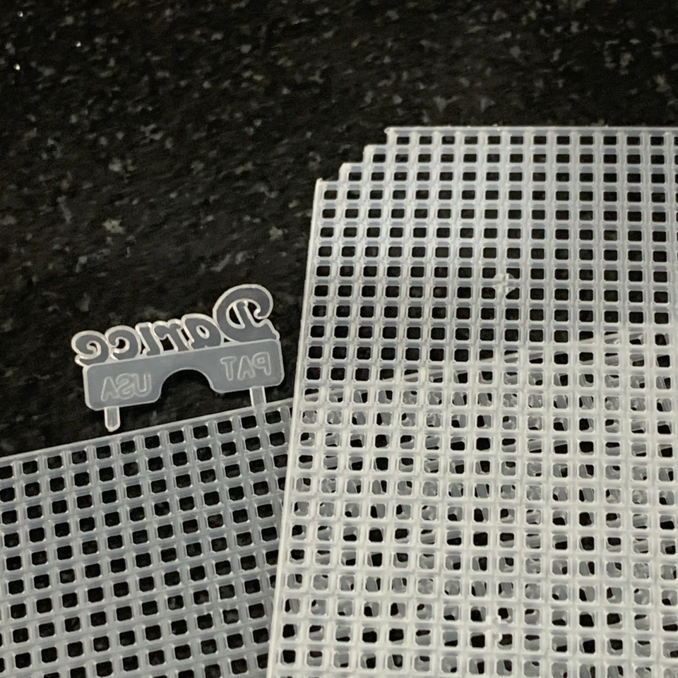 Large Lot Of 7 Mixed Plastic Darice Canvas Sheets. 5x 13.5x10.5, Circle, Purple - Image 3 of 4