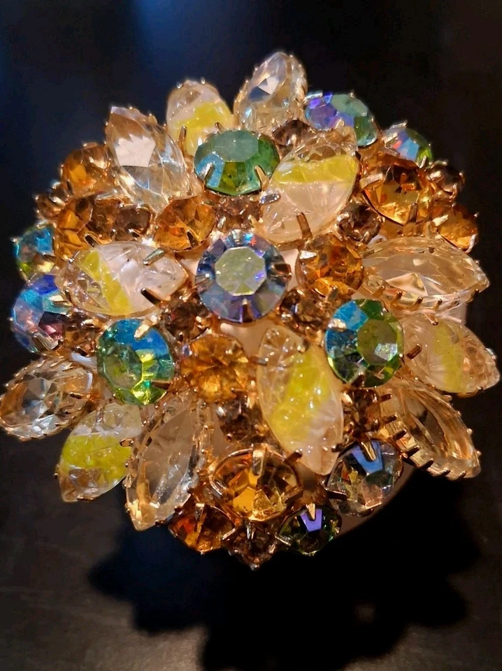 Broche una impresionante combinación de cristal de uranio con fuego de cristales de Swarovski. Foto 2 de 3